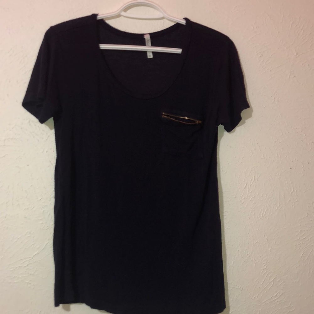 Short sleeve zipper pocket tee- shirt